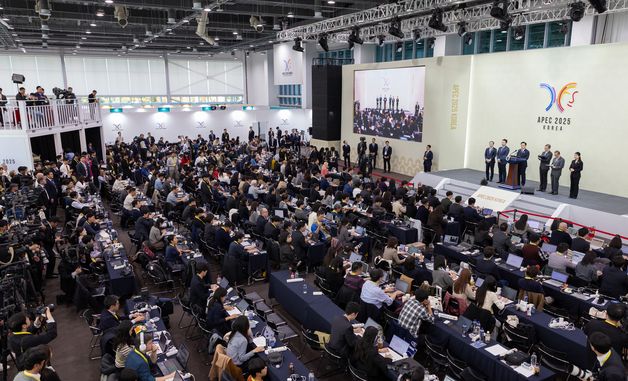 이재명 대통령에 쏠린 관심