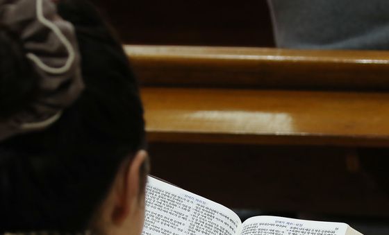 '수능 D-3' 기도하는 모정