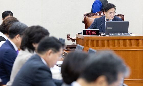 국정감사 불출석 증인 고발의 건 의결하는 박주민 위원장