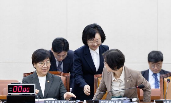 대화 나누는 정은경 장관과 이스란 차관, 오유경 처장