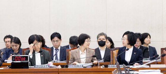 대화 나누는 이스란 차관과 오유경 처장