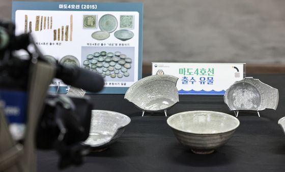 언론에 공개되는 '마도4호선'의 유물들