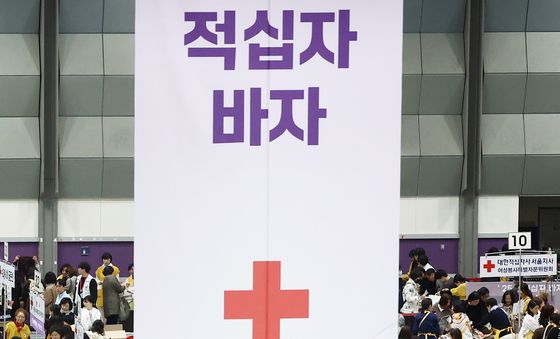 북적북적한 적십자 바자 행사