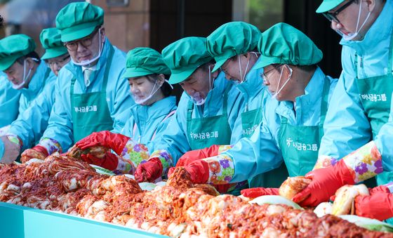 '아동보육시설에 전달할 김치 담그기'