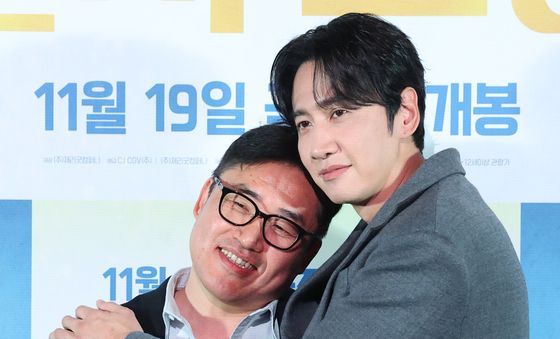 프린스 품에 꼭 안긴 김성훈 감독