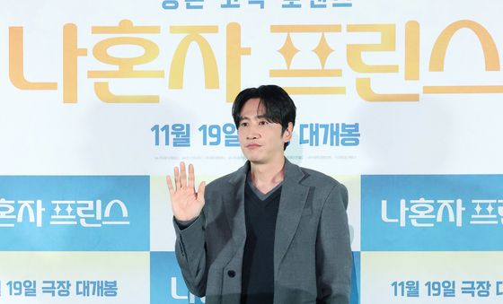 포즈 취하는 이광수