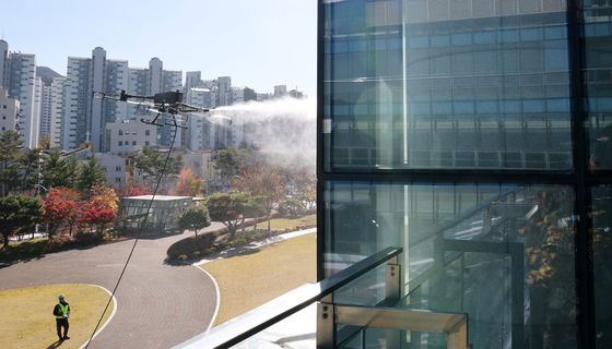 드론으로 외벽 청소