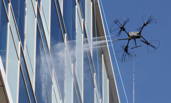 건물 외벽 청소도 드론시대