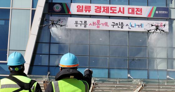 드론으로 안전하게 외벽 청소