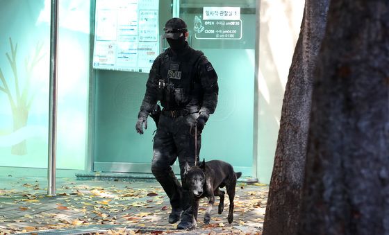 학교 구석구석 수색하는 경찰특공대와 탐지견
