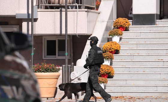 학교 구석구석 수색하는 경찰특공대와 탐지견