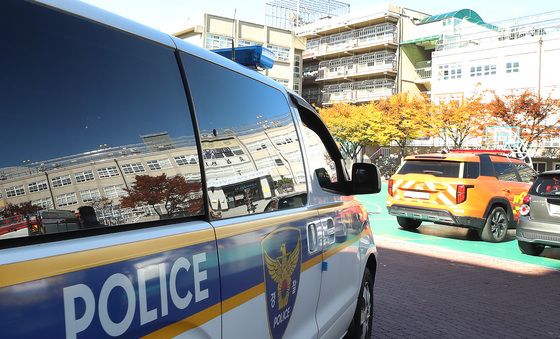 폭발물 설치 의심 학교로 들어가는 경찰