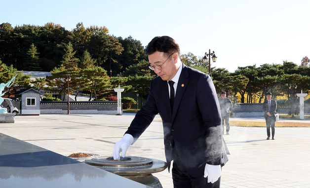 5.18민주묘지 방문한 윤호중 장관