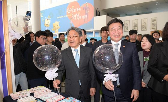 윤호중 행안부 장관과 강기정 시장 '주민자치 공동체 한마당' 참석