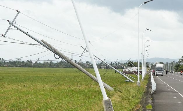 [포토] 태풍 펑웡에 누워버린 전신주들