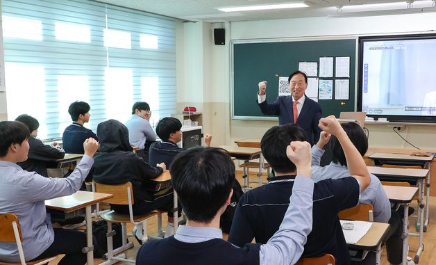 "수험생 여러분 힘내세요!" 설동호 교육감 현장 격려