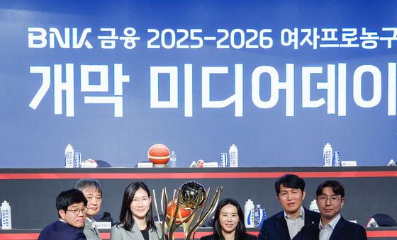 트로피에 손 모은 여자농구 감독들