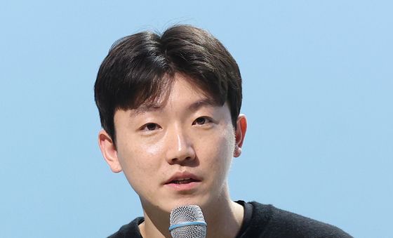 취재진 질문에 답하는 윤범노 대표