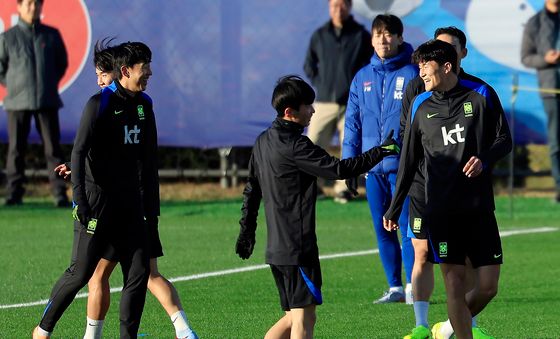 즐겁게 훈련하는 손흥민과 김민재