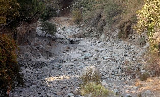 [포토] 극심한 가뭄 속 말라버린 이란 테헤란의 칸 강