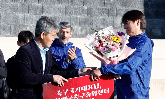 입소 환영 꽃다발 받는 홍명보 감독