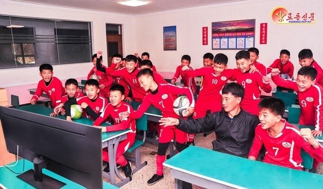 北 여자축구팀 FIFA U-17 우승소식에 기뻐하는 학생들