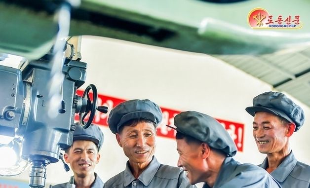 北, 만경대애국농장공장 조명…"당결정관철에서 앞장서"