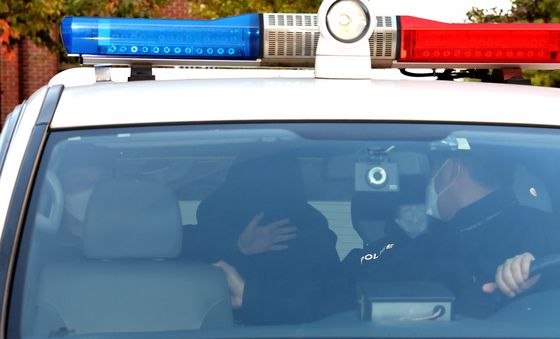 구속 송치되는 음주운전자 남성 '일본인 관광객 숨져'