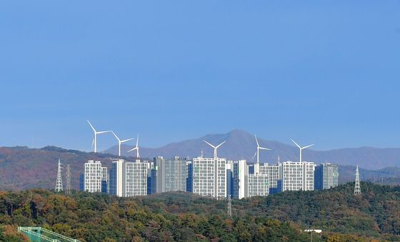가을 바람타고 돌아가는 풍력발전기