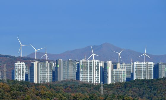 가을 바람에 돌아가는 풍력발전기