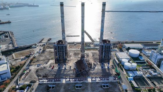 울산화력 타워 4·6호기, 낮 12시 동시 발파 해체