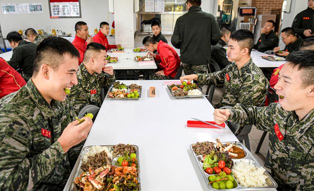 농협경제지주, 해병대 제2사단 찾아 샤인머스캣 소비촉진 나서