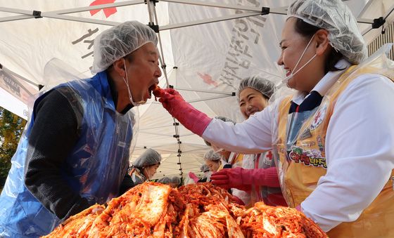 사랑의 김장 맛 보는 정무경 고려아연 사장