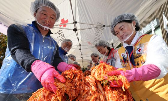 사랑의 김장 담그는 정무경 고려아연 사장