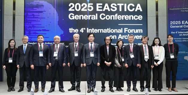 기념 촬영하는 김민재 행안부 차관