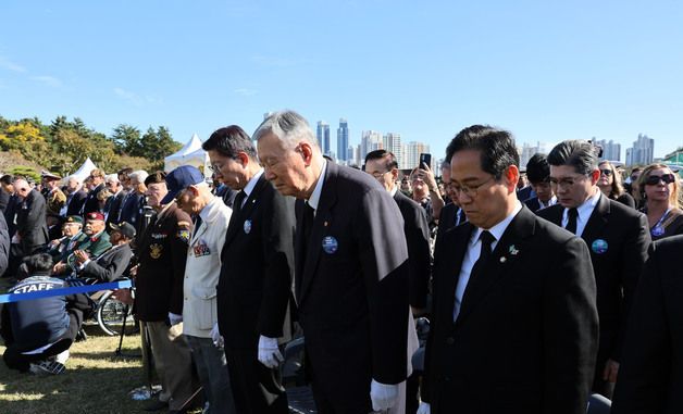 묵념하는 이중근 부영그룹 회장