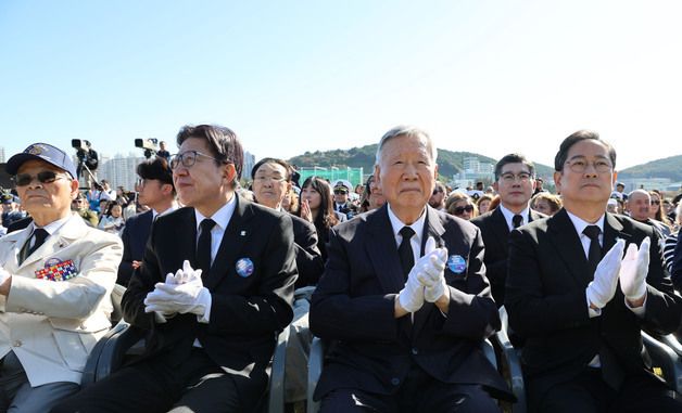 박수치는 이중근 대한노인회장