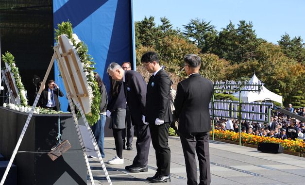 이중근 회장 '유엔 참전용사 국제 추모의 날' 국민대표 헌화