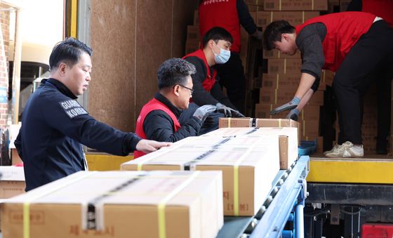 쏟아져 나오는 시험지