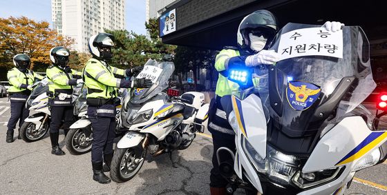 수능 D-2, 수능 지원 차량 준비하는 경찰관들