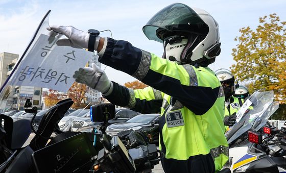 수능 D-2, 수능 지원 차량 준비하는 경찰관들