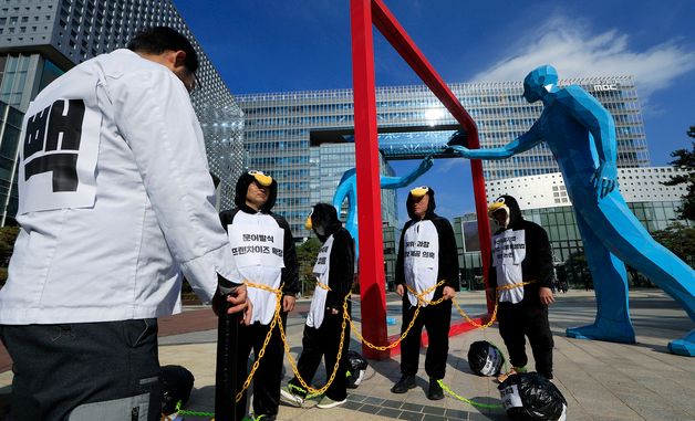 백종원 대표 비판 퍼포먼스