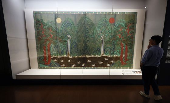 왕의 권위와 존엄을 상징하는 '일월오봉도'