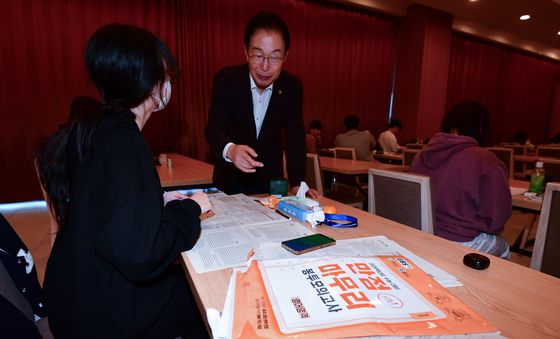 울릉고 수험생 격려하는 임종식 경북도교육감