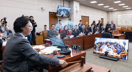 국민의힘 항의 속 법사위 정회 선포