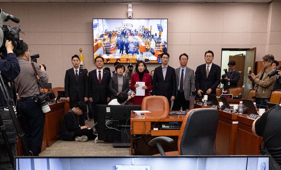 법사위 회의장에서 기자회견하는 국민의힘