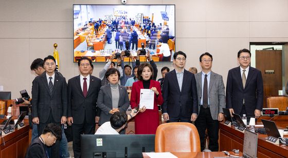 법제사법위원회 정회 '회의장 기자회견하는 국민의힘'