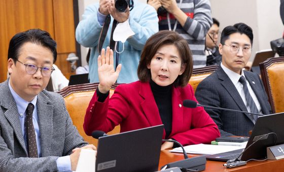 나경원 의원 '손 들어 보지만'