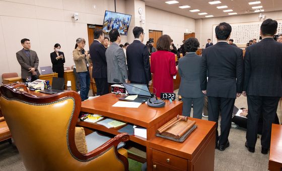 법사위 정회 '회의장에서 기자회견하는 국민의힘'