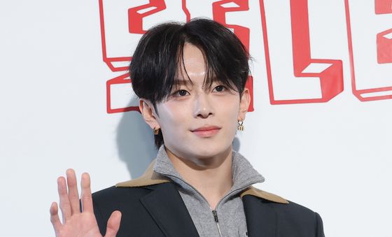 감민, 근사한 손 인사